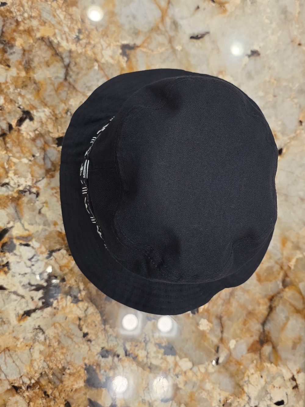 Adidas Originals Bucket Hat in black with a white trefoil patterned band OS - Picture 2 of 5